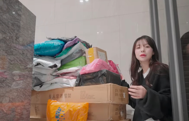 韓籍啦啦隊女神李多慧嘗試在台灣網購，結果一口氣收到50個包裹。（圖／攝自YT@이다혜 李多慧）