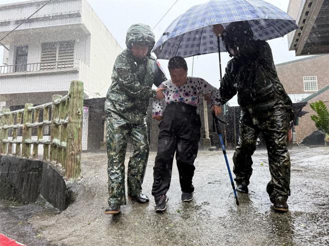 第2作戰區派遣兵力進行潛勢地區預防性撤離，守護國人生命財產安全。（第2作戰區提供）