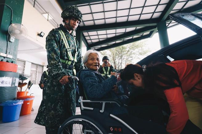 第4作戰區官兵實施預防性撤離作業，載運行動不便長者至安置地點。（記者袁銘駿攝）