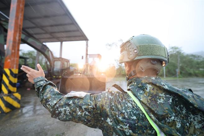 陸軍東指部工兵連官兵實施機具檢查，待命馳援。（記者傅文琦攝）