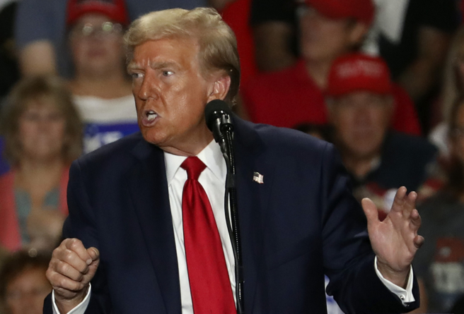 川普先訴求要向台灣收保護費，現在又傳出川普當選將會賣台一說，美國擺出倨傲的態度還能被稱作世界老大嗎？（圖／美聯社）