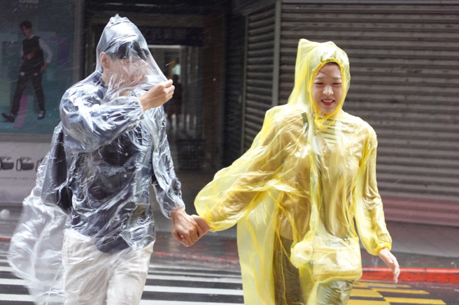 康芮颱风陆警中午前解除，明起东北季风影响，下周四较强冷空气南下，北部低温跌破20度。（姚志平摄）