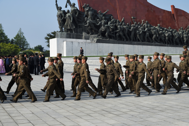 北韓部隊在平壤行進的資料照。（圖:shutterstock/達志）