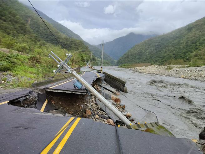 宜蘭縣南澳鄉通往碧候溫泉的產業道路路基遭淘空。（南澳鄉公所提供）