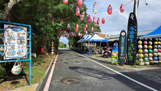 本市淨灘合作社店家貢寮區「星空X藝素村」及裝置藝術(浮球)擺設(圖/新北市政府環保局提供)