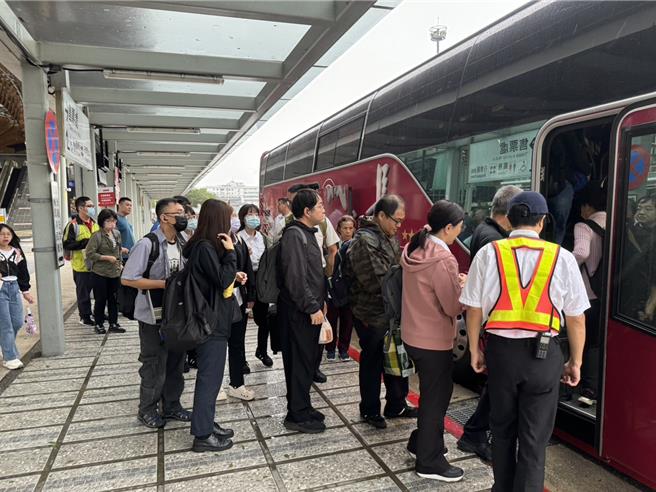 因应东线铁路不通，台铁启动花莲-瑞穗间公路接驳，疏运旅客。（台铁花莲站提供／王志伟花莲传真）