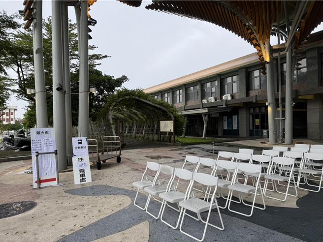 因应东线铁路不通，台铁启动花莲-瑞穗间公路接驳，疏运旅客。（台铁花莲站提供／王志伟花莲传真）