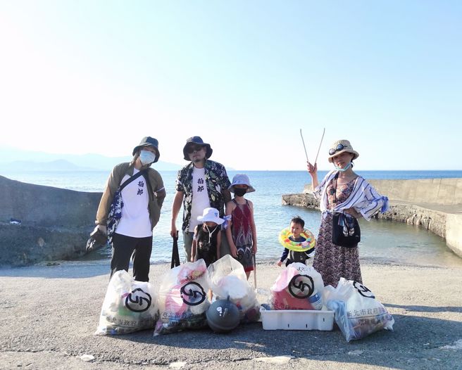 淨灘合作社「星空X藝素村」響應淨灘活動，維護海岸環境(圖/新北市政府環保局提供)