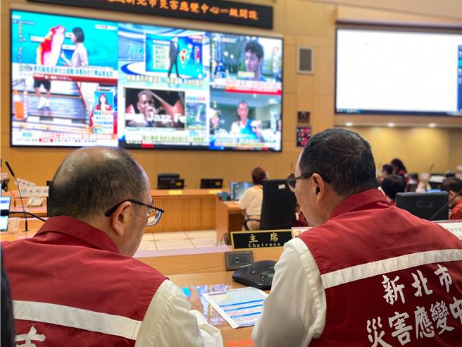 侯友宜关心康芮颱风灾情，1日上午赴新北灾害应变中心瞭解最新情形。（新闻局提供）