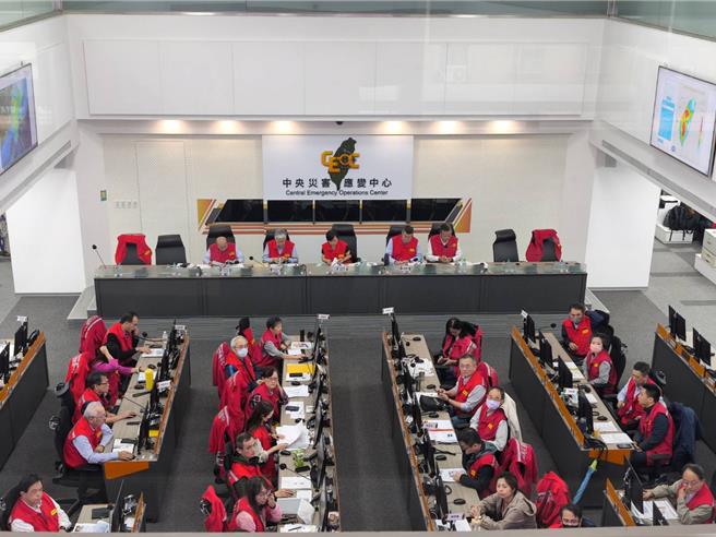 內政部長劉世芳今日上午先前往中央應變中心主持工作會報，結束後立即前往立法院，也被問到「會不會覺得路樹倒塌太多？」。（消防署提供）