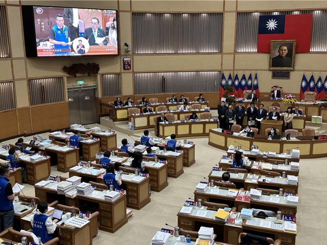 新北市議會第4屆4次定期會總質詢今輪到國民黨團質詢，由於新北市仍有災情尚待恢復，國民黨團決定改以書面質詢，讓市長及市府各局處同仁赴現場勘災及搶修。（高鈞麟攝）