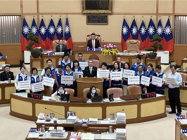 新北市議會國民黨團決定改以書面質詢，讓市長及市府各局處同仁赴現場勘災及搶修。（高鈞麟攝）