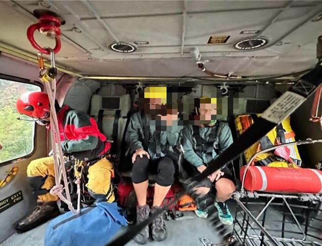 來自捷克夫妻申請太魯閣國家公園，颱風期間一度失聯。空勤總隊今清晨救援，平安下山。（空勤總隊提供／王志偉花蓮傳真）
