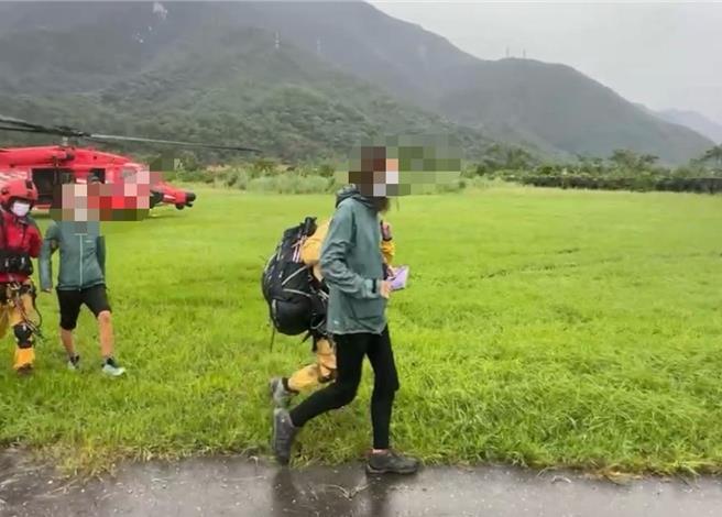 來自捷克夫妻申請太魯閣國家公園，颱風期間一度失聯。空勤總隊今清晨救援，平安下山。（空勤總隊提供／王志偉花蓮傳真）