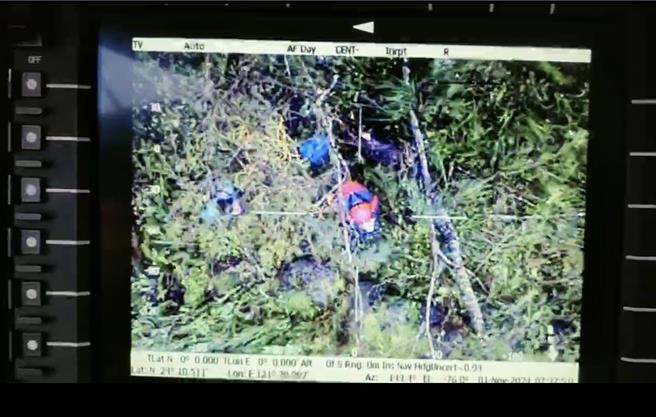 來自捷克夫妻申請太魯閣國家公園，颱風期間一度失聯。空勤總隊今清晨救援，平安下山。（空勤總隊提供／王志偉花蓮傳真）