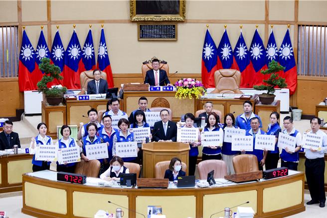 新北市長侯友宜盼今（1）日晚下班前能恢復新北市容，並呼籲雙北企業主，對於遲到的員工不能扣薪責罵，也勿扣全勤獎金。（陳慰慈攝）