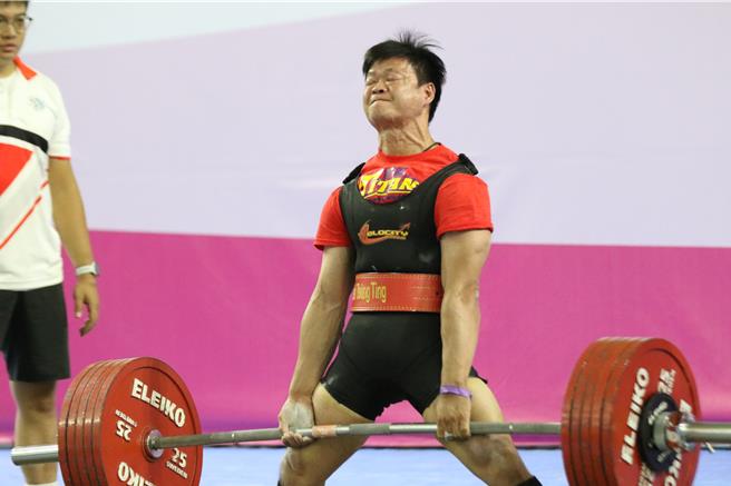 受到強颱康芮影響，全民運動會於10月30日提早結束賽程，健力選手謝宗庭完成66公斤級13連霸。（高市府運發局提供／洪浩軒高雄傳真）