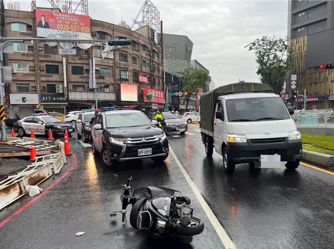 高雄捷警臨停紅線讓同仁下車，釀後方騎士追撞2人受傷。（翻攝畫面／紀爰高雄傳真）