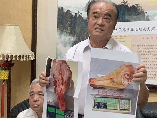 玉里鎮長龔文俊（圖右）被控送豬頭賄選  無罪確定（中報資料照片）