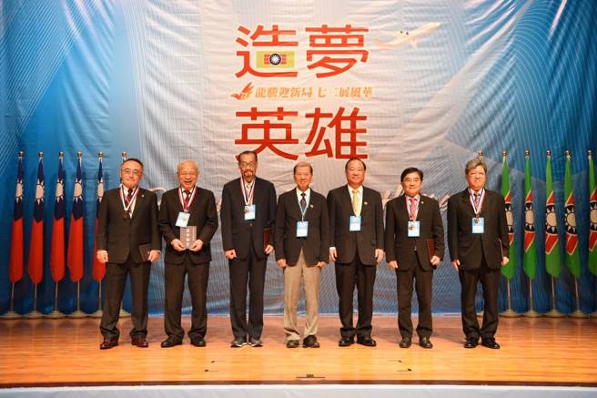 杨朝祥召集人、葛永光主任与幼狮特殊贡献奖得奖者合影。(图/救国团提供)