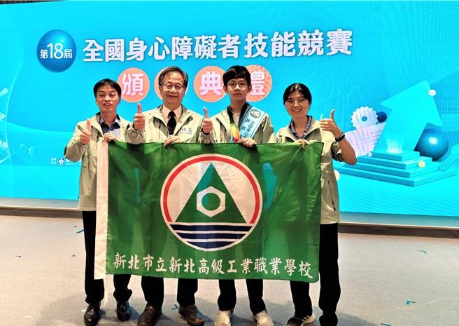 新北高工許邵安獲全國身心障礙者技能競賽網頁設計職類金牌。（新北市教育局提供）