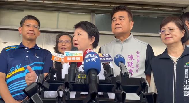 環境部11月1日舉行記者會指出，「嚴格監督台電中火減排、減汙」，消息傳來，台中市長盧秀燕（中）表示，「雖然晚了！但總算聽見中部人的聲音。」。（張妍溱攝）