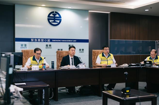 交通部長陳世凱1日上午視察台鐵緊急應變小組。（交通部提供／蔡明亘台北傳真）