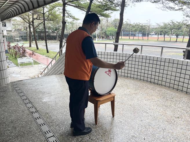 口湖文光国小上下课钟声以人工打鼓取代。（民眾提供）