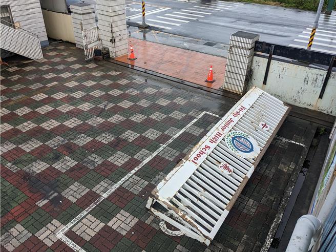 四湖飞沙国中大门遭强风吹倒。（校方提供）
