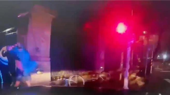 員警看到老夫妻遭強風吹倒在地，立刻上前救援。（翻攝照片／林郁平台北傳真）