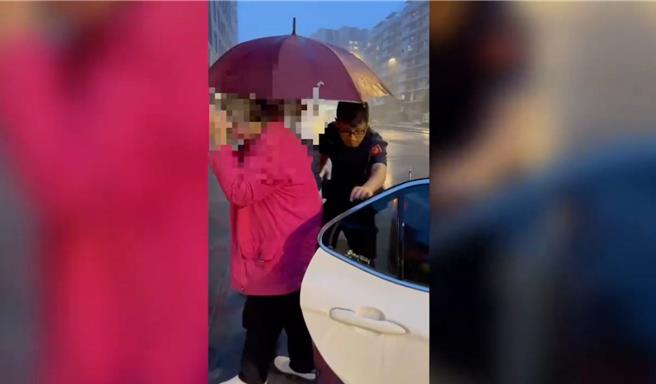 員警護送民眾安全返家。（翻攝照片／林郁平台北傳真）