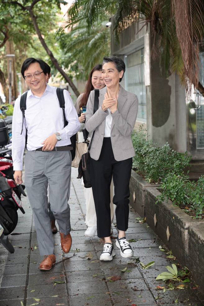 疑违法从事心理谘询遭传唤，艺人赖佩霞讯后请回。(郭吉铨摄)