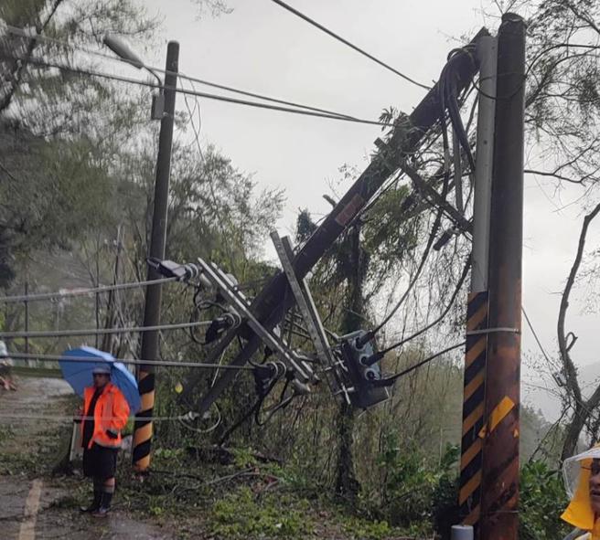 康芮颱風10月31日暴力侵台，造成台中市和平區聯外交通嚴重受創，86.2公里處電桿折斷，自昨迄今仍逾3000多戶停電，台電人員搶修復電。（台電台中區處提供／張妍溱台中傳真）