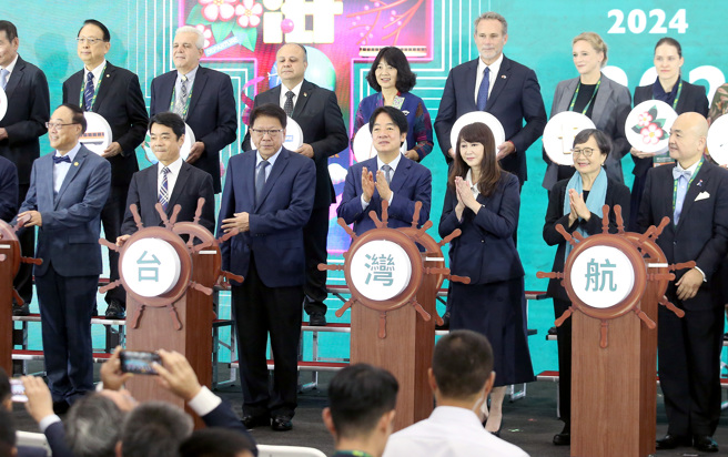 「2024 ITF台北国际旅展」1日开幕，赖清德总统（前排中）致词时指出，观光是台湾软实力也是重要外交力量，并鼓励民眾前往邦交国旅游。（范扬光摄）