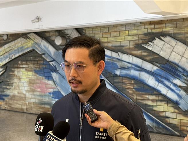 台北市體育局長王泓翔今日(11月1日)親上火線表示，近期會邀請中職聯盟、棒協以及遠雄共同針對明年活動的檔期進行討論跟協商，會嚴格的要求大巨蛋的檔期比例，應該要以運動賽事為優先。(黃敬文攝)