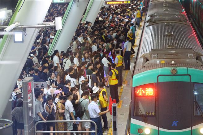 韩国大势男团Stray Kids受康芮颱风影响延期至3日开唱，为迎接演唱会歌迷，高雄捷运将以加班车形式，开行最低3分钟一班列车进行疏运。（高捷公司提供／任义宇高雄传真）