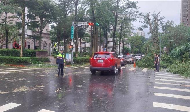 北市警方针对路树倒塌路段，增派警力进行交通疏导。（警方提供）