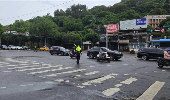 北市警方针对路树倒塌路段，增派警力进行交通疏导。（警方提供）
