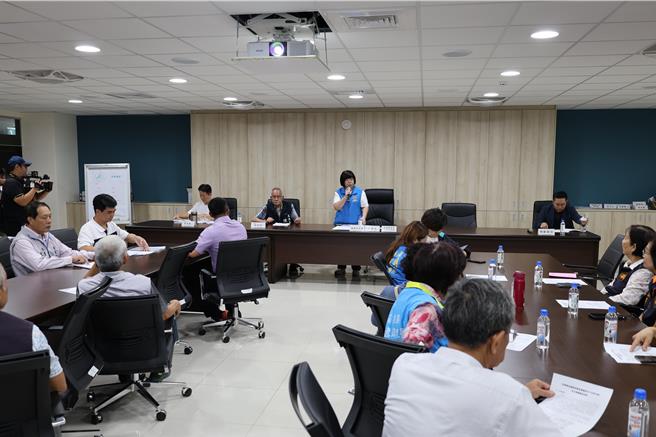 苗栗县政府全力推动大硅谷计画，1日上午工商发展处长詹彩苹专程前往后龙镇公所，向当地民代、里长等说明后龙镇被列入大硅谷产业园区规画范围及进程。（谢明俊摄）