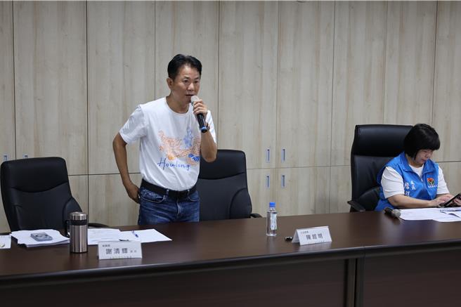 苗栗县政府全力推动大硅谷计画，1日上午工商发展处长詹彩苹专程前往后龙镇公所召开说明会，后龙镇长谢清辉希望乡亲团结一致完成产业园区建置。（谢明俊摄）