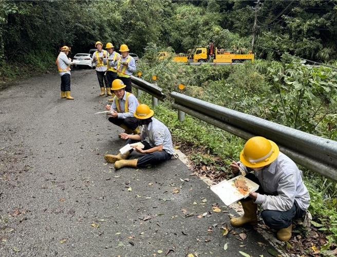 大新竹地区仍有千户停电中，台电人员深入山区抢修，并抽空在路边吃便当。（台电提供／邱立雅竹县传真）