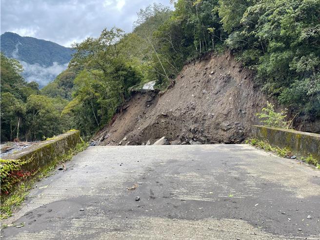 司马库斯2号号桥连同边坡的道路被冲刷，影响台电人员入山抢修。（台电提供／邱立雅竹县传真）