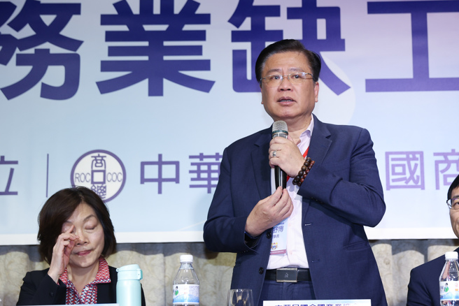 商总理事长许舒博（图右）就颱风过后修復假议题发表看法。（图／报系资料照）