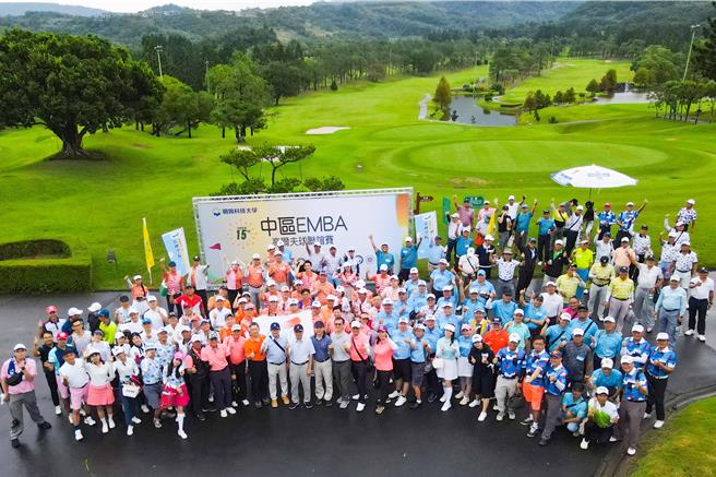「2024第15届中区EMBA高尔夫球联谊赛」11月1日登场，吸引来自中区12所大专院校EMBA的180名球友齐聚。（朝阳科大提供／张妍溱台中传真）