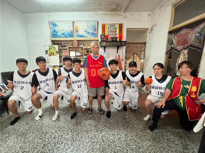 台中市太平区104岁人瑞蒋爷爷过去是篮球队前锋，因身体老化已久未碰球，华山基金会今年替他订制球衣、邀请他到华盛队中学打球，助蒋爷爷一圆打球梦。（华山基金会提供／潘虹恩台中传真）