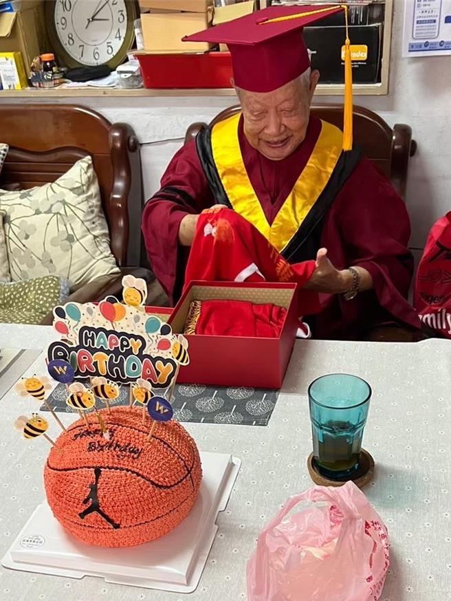 台中市太平区104岁人瑞蒋爷爷过去是篮球队前锋，因身体老化已久未碰球，华山基金会今年替他订制球衣、邀请他到华盛队中学打球，助蒋爷爷一圆打球梦。（华山基金会提供／潘虹恩台中传真）