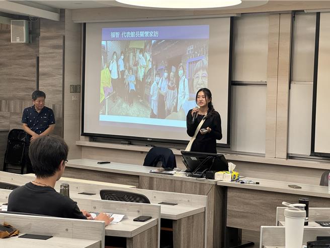 中山大學學生擔任課輔教師職前訓練課程，薪傳老師分享薪傳課輔家教的心得。（中山大學提供／郭良傑高雄傳真）