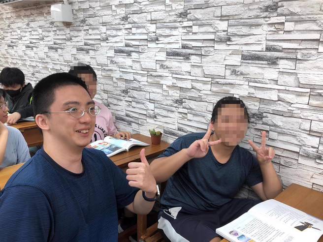 中山大學學生以專業特長科目進行教學與學生互動，與輔導學生快樂相見歡。（中山大學提供／郭良傑高雄傳真）