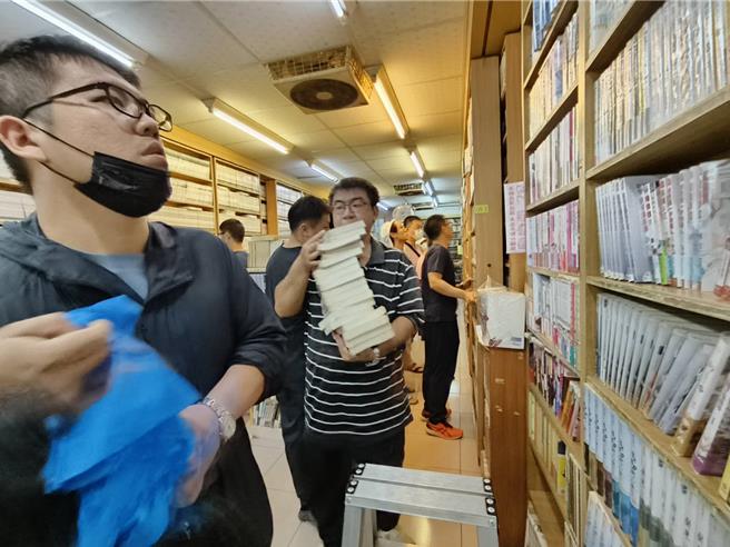 嘉义市老字号租书店结束营业，1日下午起拆卖全馆书，买家整套整套搬。（廖素慧摄）
