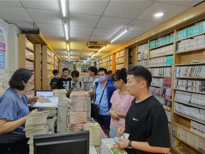 锦城嘉义可鲁租书坊将结束营业，拆卖全馆书，买家涌至，排队等结帐。（廖素慧摄）